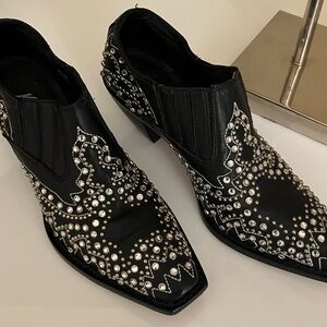 Studded woman’s ankle boots. Name brand kippys Italian leather. 💕